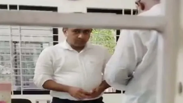 বাবুগঞ্জে ভূমি কর্মকর্তার ঘুষ গ্রহণের ভিডিও ভাইরাল